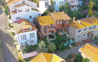 heybeliada'da deniz manzaralı 2 katlı müstakil ev.