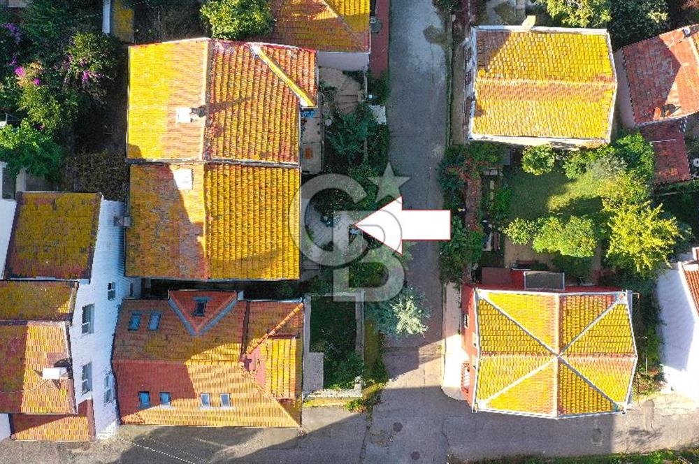 heybeliada'da deniz manzaralı 2 katlı müstakil ev.