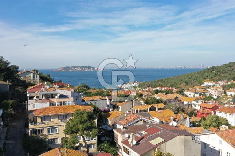 heybeliada'da deniz manzaralı 2 katlı müstakil ev.