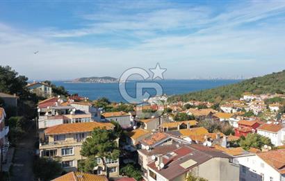 heybeliada'da deniz manzaralı 2 katlı müstakil ev.