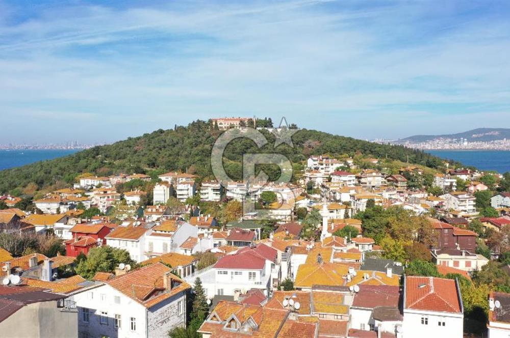 heybeliada'da deniz manzaralı 2 katlı müstakil ev.