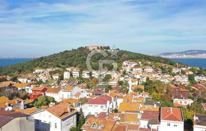 heybeliada'da deniz manzaralı 2 katlı müstakil ev.