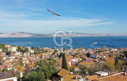 heybeliada'da deniz manzaralı 2 katlı müstakil ev.