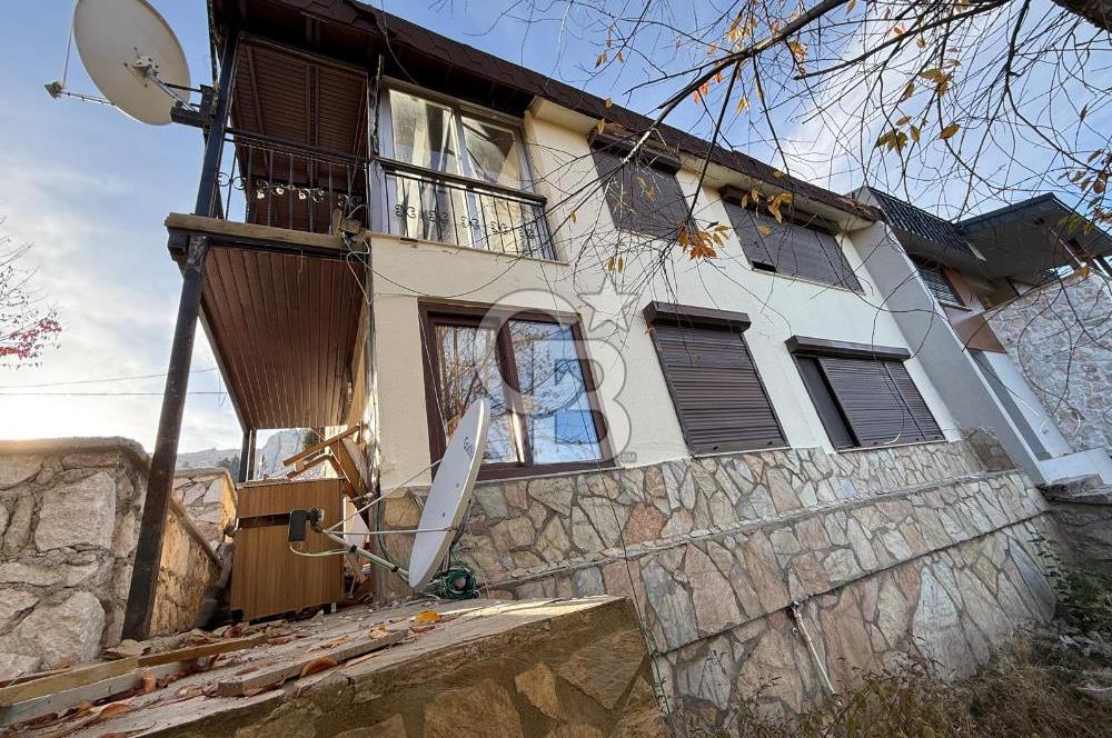 SAKLIKENT'TE DOĞA VE ŞEHİR MANZARALI EŞYALI 3+1 VİLLA