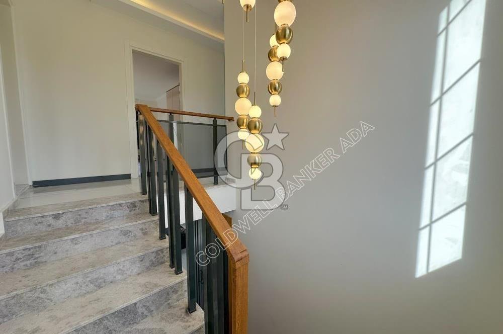 Kuşadası Yaylaköy'de Deniz Manzaralı, Çift Bağımsız Bölümlü 4+2 Modern Villa