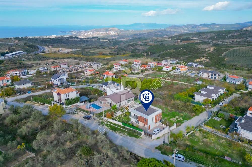 Kuşadası Yaylaköy'de Deniz Manzaralı, Çift Bağımsız Bölümlü 4+2 Modern Villa