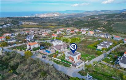 Kuşadası Yaylaköy'de Deniz Manzaralı, Çift Bağımsız Bölümlü 4+2 Modern Villa