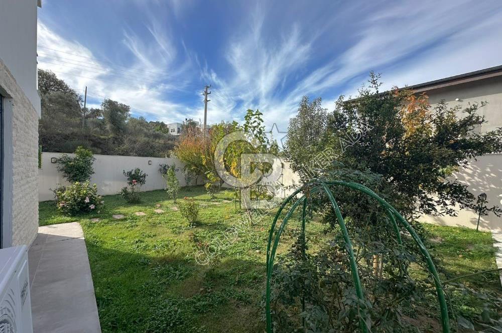Kuşadası Yaylaköy'de Deniz Manzaralı, Çift Bağımsız Bölümlü 4+2 Modern Villa