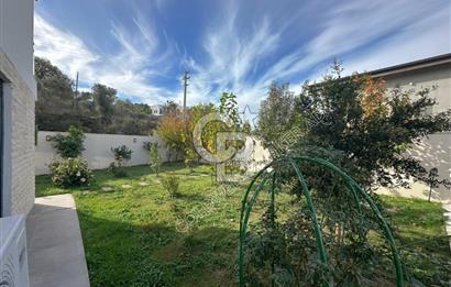 Kuşadası Yaylaköy'de Deniz Manzaralı, Çift Bağımsız Bölümlü 4+2 Modern Villa