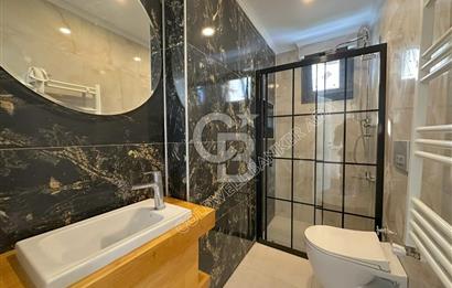 Kuşadası Yaylaköy'de Deniz Manzaralı, Çift Bağımsız Bölümlü 4+2 Modern Villa