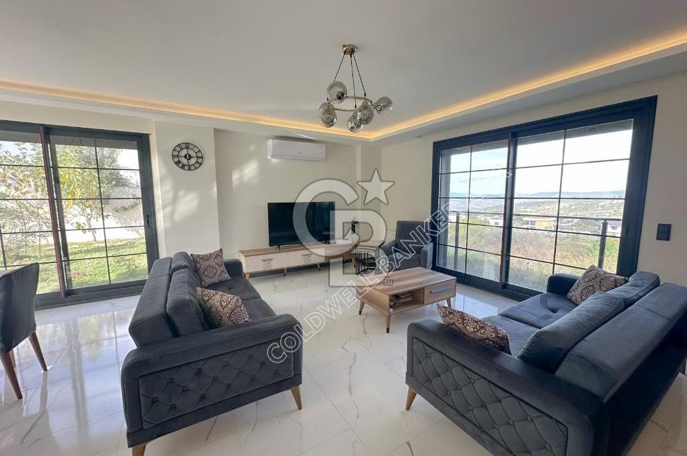 Kuşadası Yaylaköy'de Deniz Manzaralı, Çift Bağımsız Bölümlü 4+2 Modern Villa