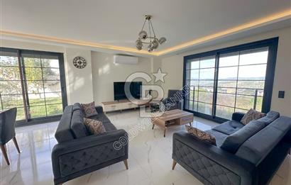 Kuşadası Yaylaköy'de Deniz Manzaralı, Çift Bağımsız Bölümlü 4+2 Modern Villa