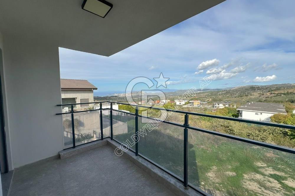 Kuşadası Yaylaköy'de Deniz Manzaralı, Çift Bağımsız Bölümlü 4+2 Modern Villa