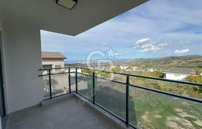 Kuşadası Yaylaköy'de Deniz Manzaralı, Çift Bağımsız Bölümlü 4+2 Modern Villa