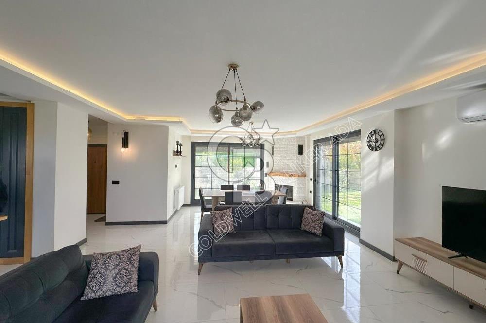 Kuşadası Yaylaköy'de Deniz Manzaralı, Çift Bağımsız Bölümlü 4+2 Modern Villa