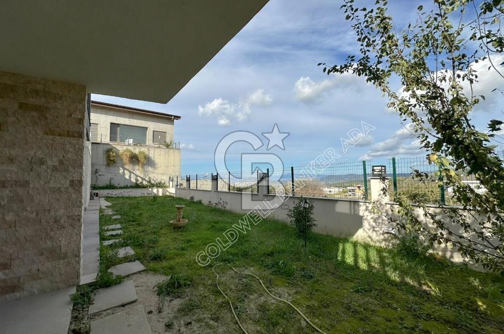 Kuşadası Yaylaköy'de Deniz Manzaralı, Çift Bağımsız Bölümlü 4+2 Modern Villa