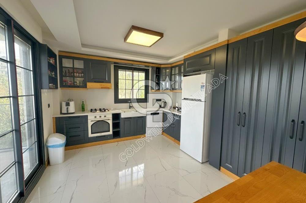 Kuşadası Yaylaköy'de Deniz Manzaralı, Çift Bağımsız Bölümlü 4+2 Modern Villa