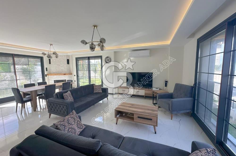 Kuşadası Yaylaköy'de Deniz Manzaralı, Çift Bağımsız Bölümlü 4+2 Modern Villa