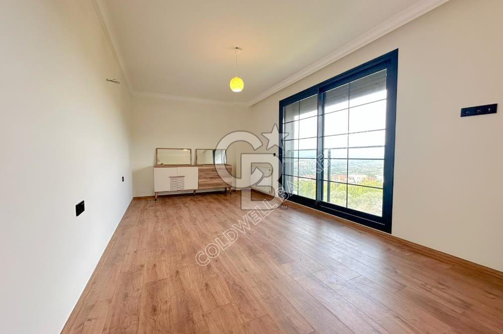 Kuşadası Yaylaköy'de Deniz Manzaralı, Çift Bağımsız Bölümlü 4+2 Modern Villa
