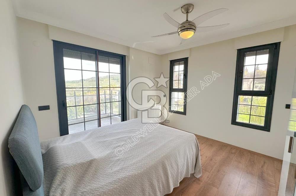 Kuşadası Yaylaköy'de Deniz Manzaralı, Çift Bağımsız Bölümlü 4+2 Modern Villa