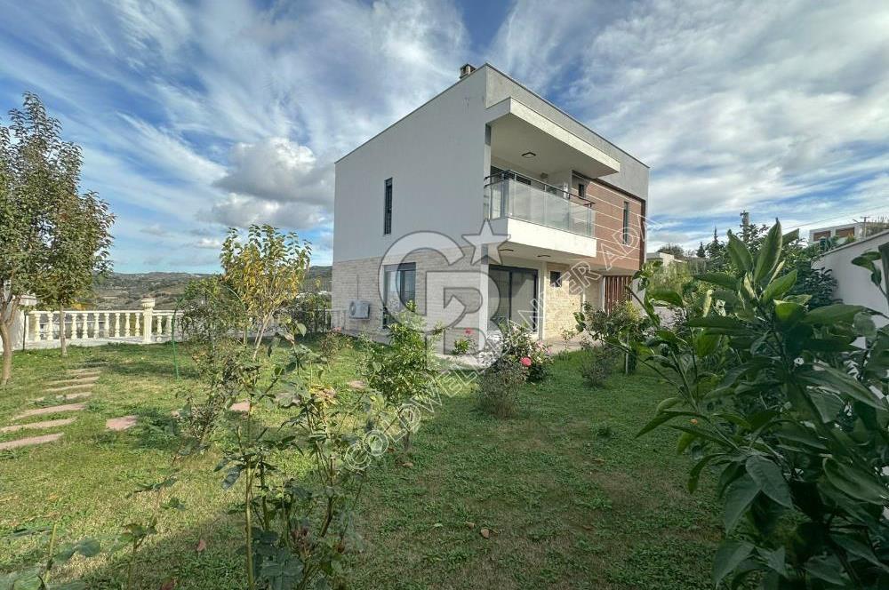 Kuşadası Yaylaköy'de Deniz Manzaralı, Çift Bağımsız Bölümlü 4+2 Modern Villa