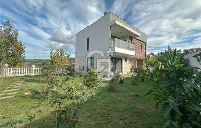 Kuşadası Yaylaköy'de Deniz Manzaralı, Çift Bağımsız Bölümlü 4+2 Modern Villa