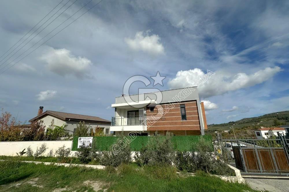 Kuşadası Yaylaköy'de Deniz Manzaralı, Çift Bağımsız Bölümlü 4+2 Modern Villa
