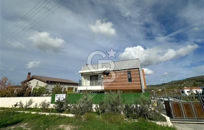Kuşadası Yaylaköy'de Deniz Manzaralı, Çift Bağımsız Bölümlü 4+2 Modern Villa