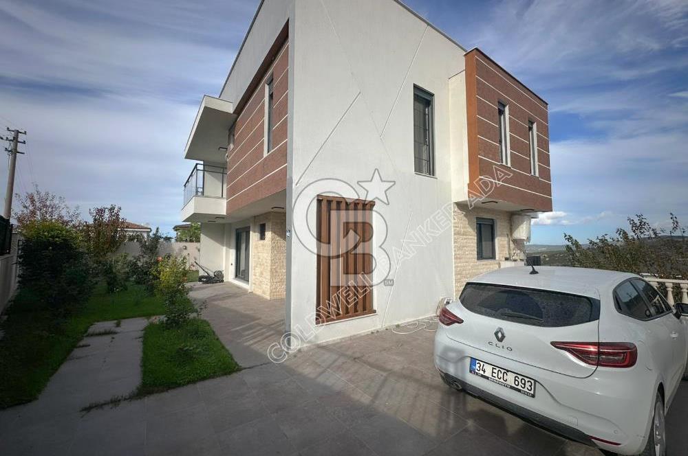 Kuşadası Yaylaköy'de Deniz Manzaralı, Çift Bağımsız Bölümlü 4+2 Modern Villa