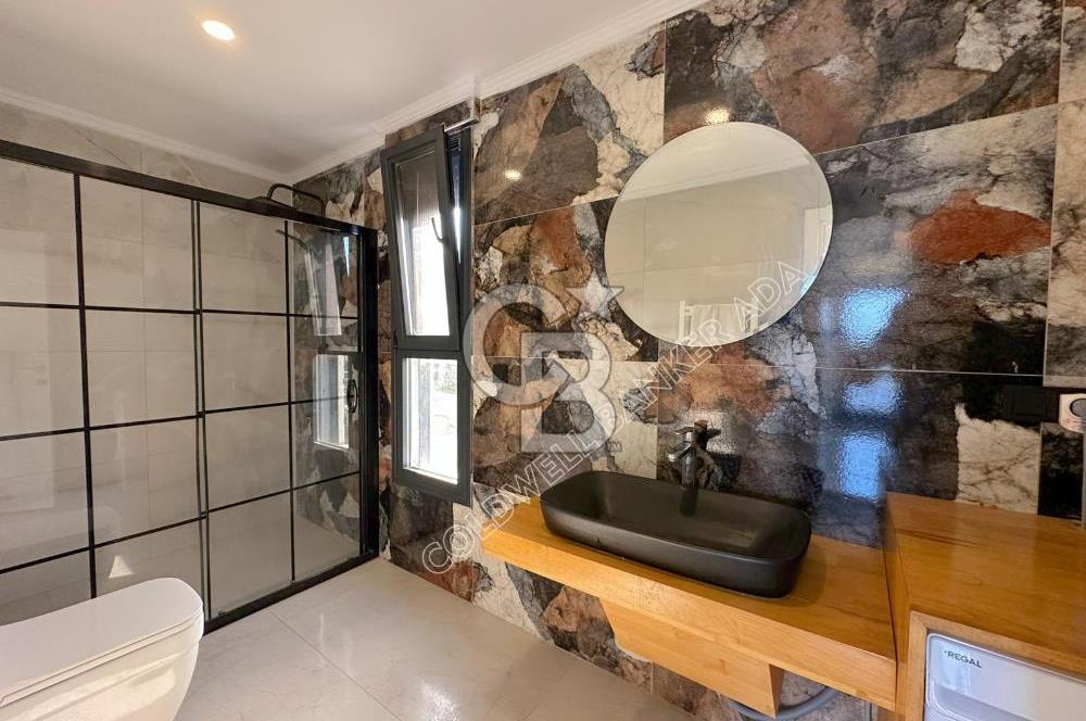 Kuşadası Yaylaköy'de Deniz Manzaralı, Çift Bağımsız Bölümlü 4+2 Modern Villa