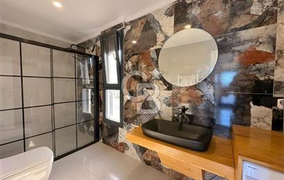 Kuşadası Yaylaköy'de Deniz Manzaralı, Çift Bağımsız Bölümlü 4+2 Modern Villa