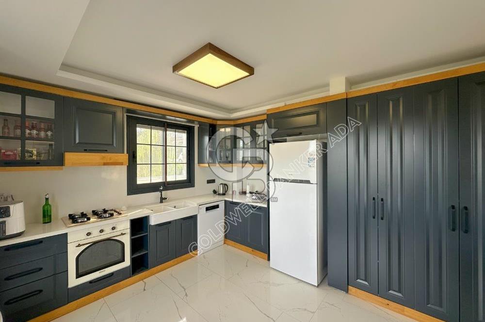 Kuşadası Yaylaköy'de Deniz Manzaralı, Çift Bağımsız Bölümlü 4+2 Modern Villa