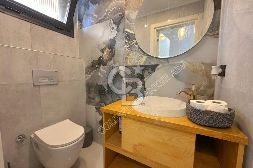 Kuşadası Yaylaköy'de Deniz Manzaralı, Çift Bağımsız Bölümlü 4+2 Modern Villa