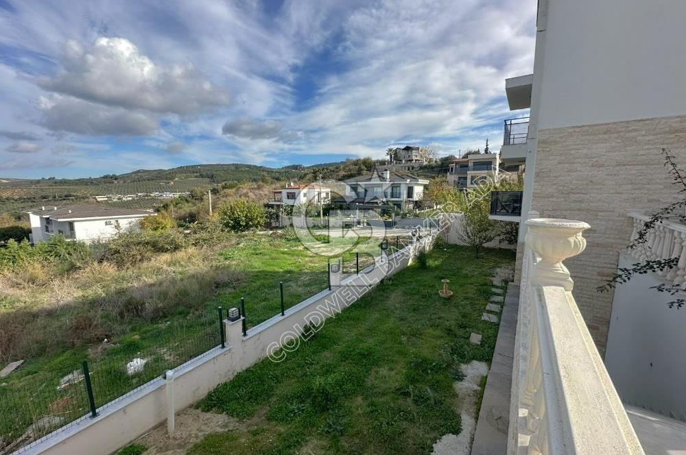 Kuşadası Yaylaköy'de Deniz Manzaralı, Çift Bağımsız Bölümlü 4+2 Modern Villa
