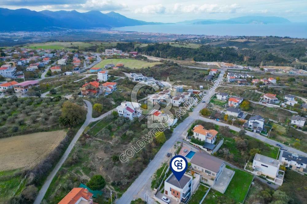 Kuşadası Yaylaköy'de Deniz Manzaralı, Çift Bağımsız Bölümlü 4+2 Modern Villa