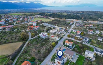 Kuşadası Yaylaköy'de Deniz Manzaralı, Çift Bağımsız Bölümlü 4+2 Modern Villa