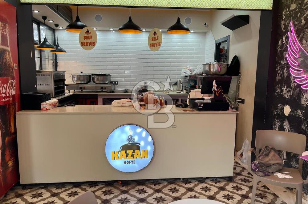 Güzelyalı Mithatpaşa Caddesinde Köşe Dükkan