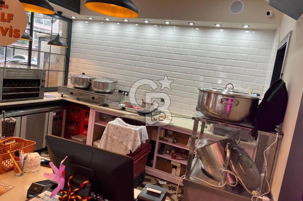 Güzelyalı Mithatpaşa Caddesinde Köşe Dükkan