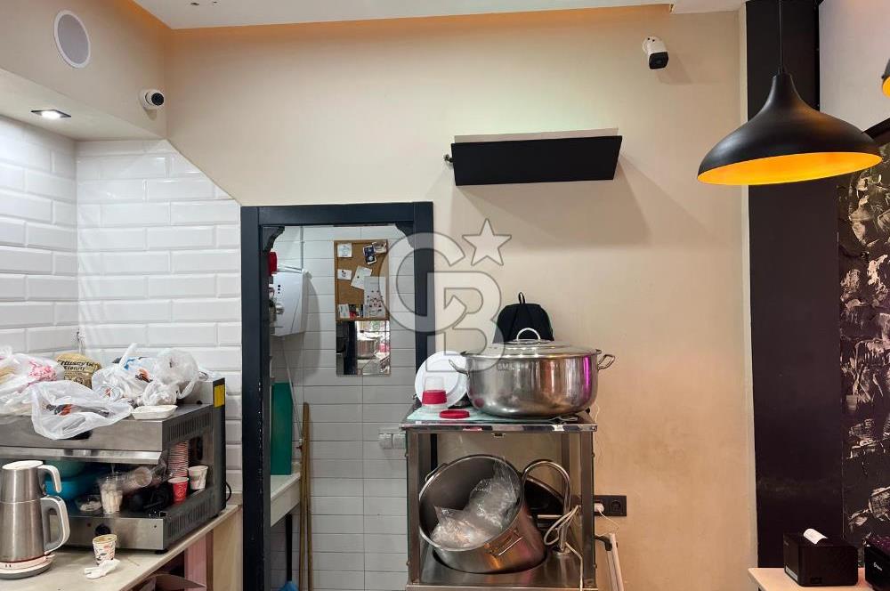 Güzelyalı Mithatpaşa Caddesinde Köşe Dükkan