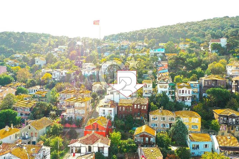 heybeliada'da deniz manzaralı 2 katlı müstakil ev.