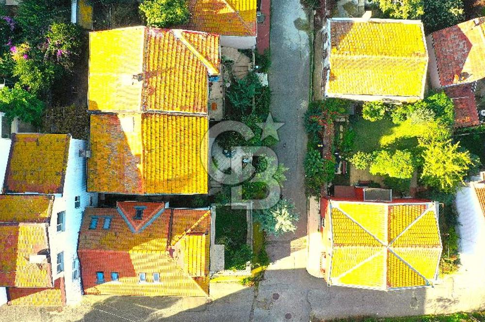 heybeliada'da deniz manzaralı 2 katlı müstakil ev.