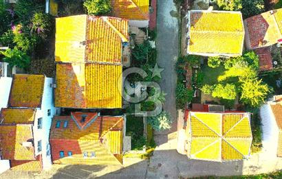 heybeliada'da deniz manzaralı 2 katlı müstakil ev.