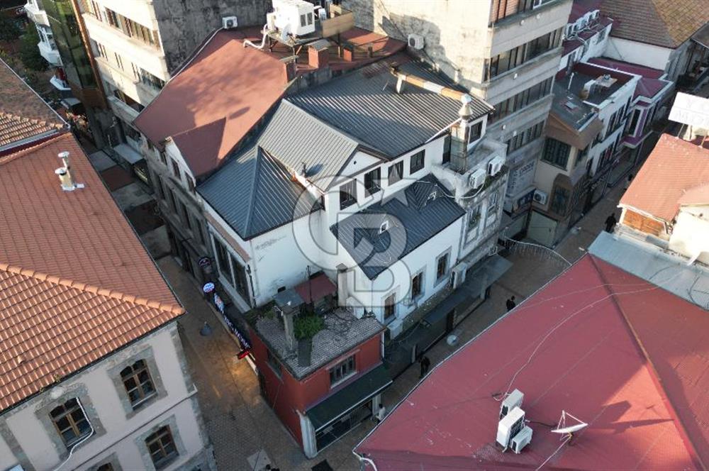 KEMERKAYA'NIN EN İŞLEK CADDESİNDE SATILIK KOMPLE BİNA