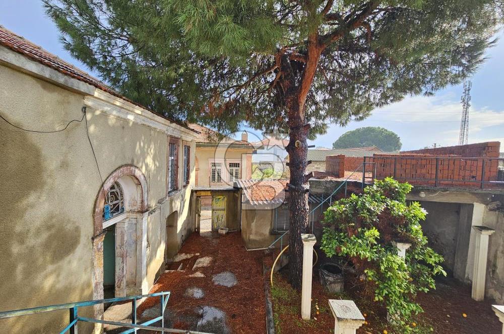 Ayvalık Altınova'da Satılık 10 Odalı Avlulu Tarihi Konak