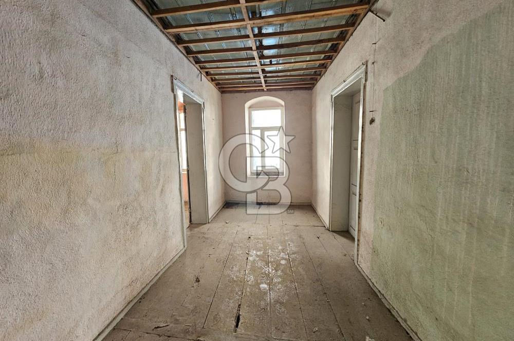 Ayvalık Altınova'da Satılık 10 Odalı Avlulu Tarihi Konak