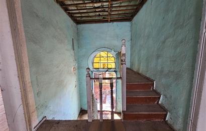 Ayvalık Altınova'da Satılık 10 Odalı Avlulu Tarihi Konak