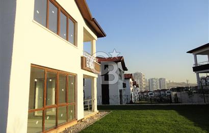 ANKARA KONAKLARI/CENNETÇE'DE, NET 638 M2 BÜYÜK BAHÇELİ ''KÖŞE'' VİLLA, BORÇSUZ SATILIK