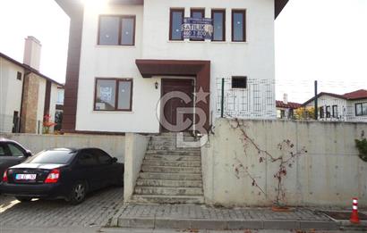 ANKARA KONAKLARI/CENNETÇE'DE, NET 638 M2 BÜYÜK BAHÇELİ ''KÖŞE'' VİLLA, BORÇSUZ SATILIK