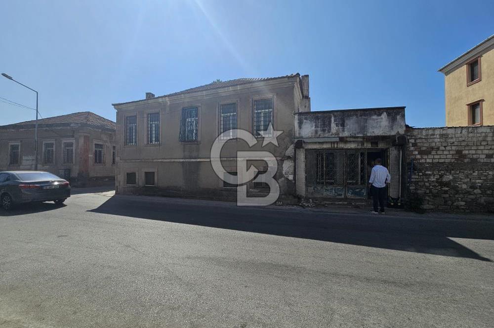 Ayvalık Altınova'da Satılık 10 Odalı Avlulu Tarihi Konak