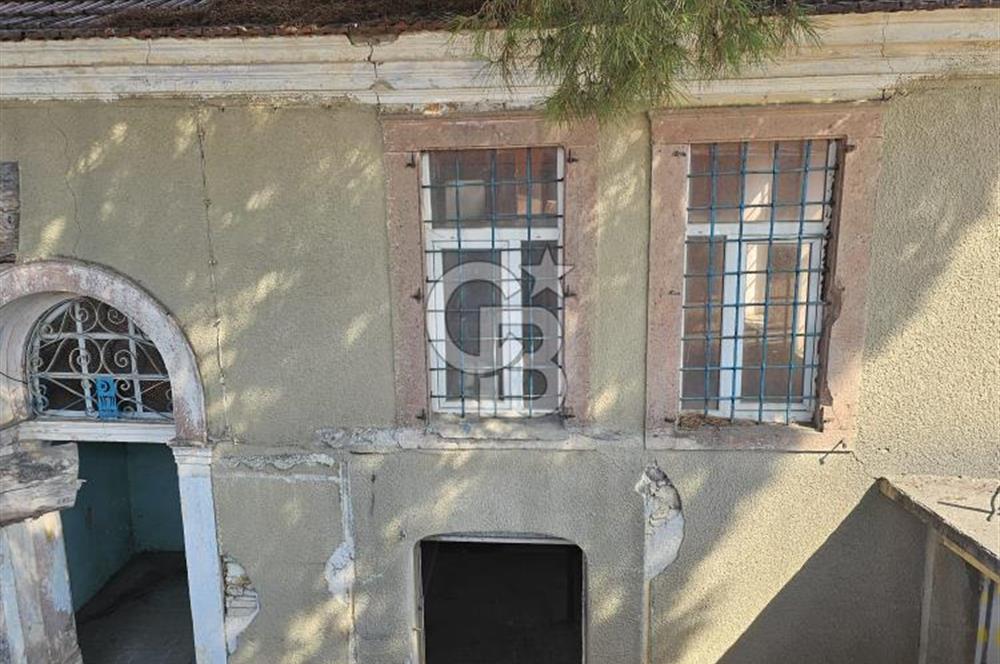 Ayvalık Altınova'da Satılık 10 Odalı Avlulu Tarihi Konak